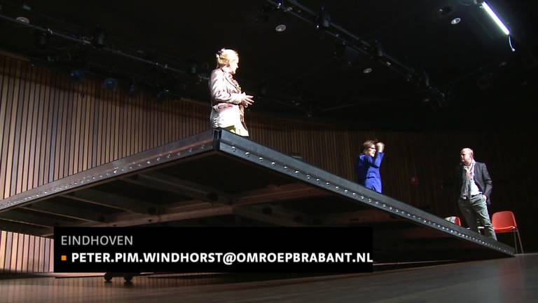 Marcel Osterop maakt voorstelling 'Waterdragers' na drie maanden stage op het stadhuis Eindhoven