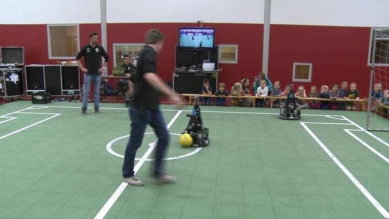 Hilvarenbeekse schookinderen voetballen tegen robots