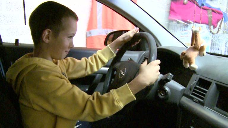 Mike reed per ongeluk weg met de auto van zijn ouders