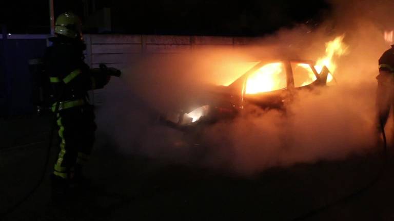 Auto gaat in vlammen op in Oosterhout