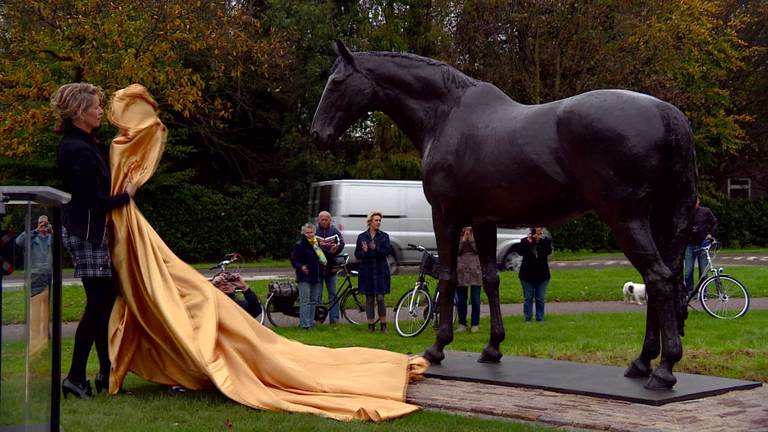 Dressuurpaard Salinero krijgt standbeeld, trainer Sjef Janssen een lintje
