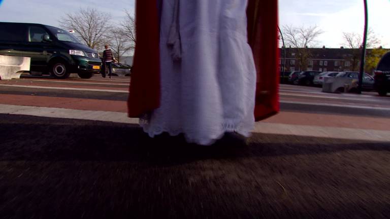 Sinterklaas neemt een kijkje op de kerstbeurs in Den Bosch