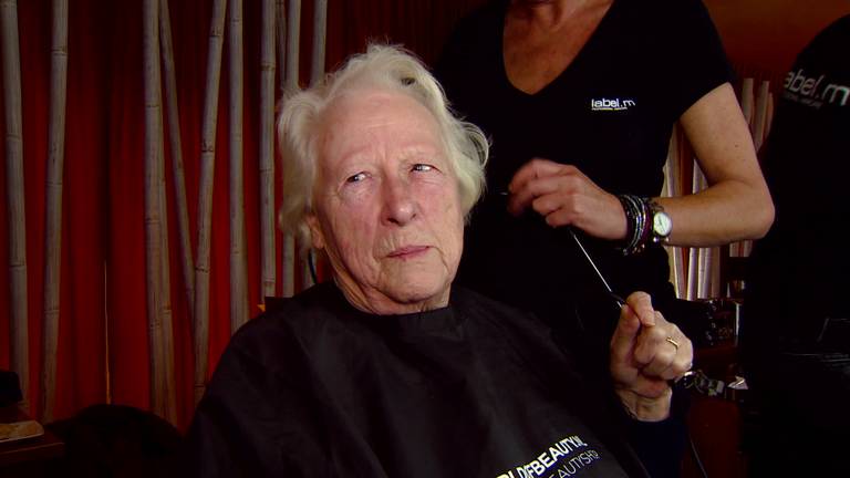 Sterren-visagist Mari van de Ven geeft Tilburgse ouderen een make-over