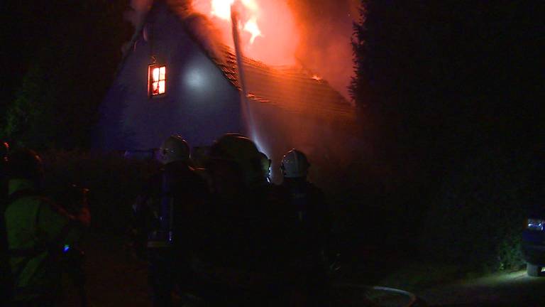 Brand verwoest huis en stal Lommelsedijk in Luyksgestel