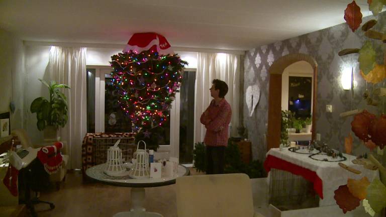 Eigenzinnige Kerst in Woudrichem: Kerstfallus van spuitsneeuw maakt tongen los