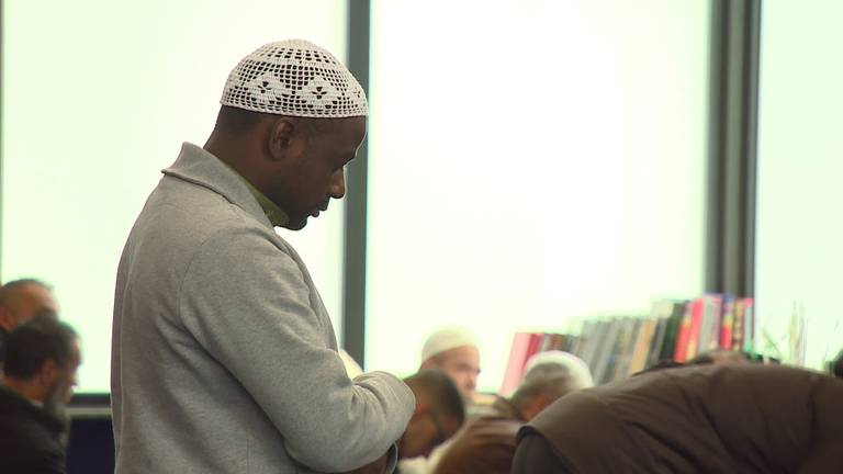 Vrijdaggebed moskee Roosendaal in teken aanslag Parijs