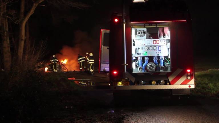 Vrouw bewusteloos gevonden naast ontplofte auto in Langenboom