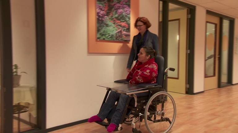 Mentor Marinka begeleidt Josina in residentie Moermont in Bergen op Zoom