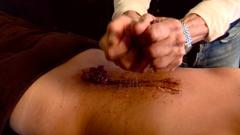 Ilja Gort geeft wijnmassage in Son en Breugel
