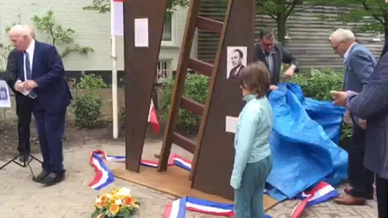Zoon Jan Smulders onthult samen met zijn kleindochter het monument