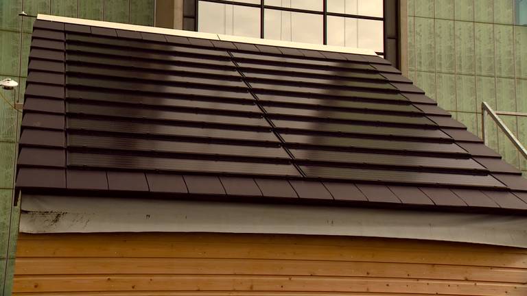 'Ze liggen niet op het dak, maar ze zíjn het dak,' TU/e doet onderzoek naar nieuwe soort zonnepaneel