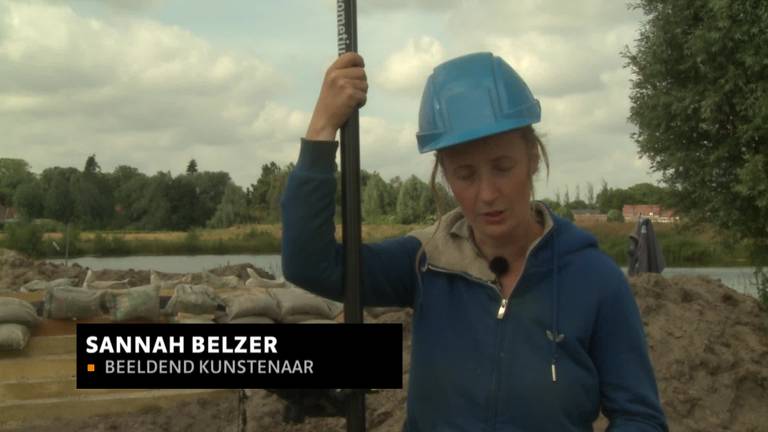 Bij Waspik bouwt kunstenares Sannah Belzer een 'Ode aan de Zandrug", een groot kunstwerk langs het Halve Zolen Lijntje