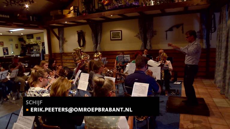 Een moeilijke repetitie, de fanfare repeteert voor de uitvaart van haar trombonespeler