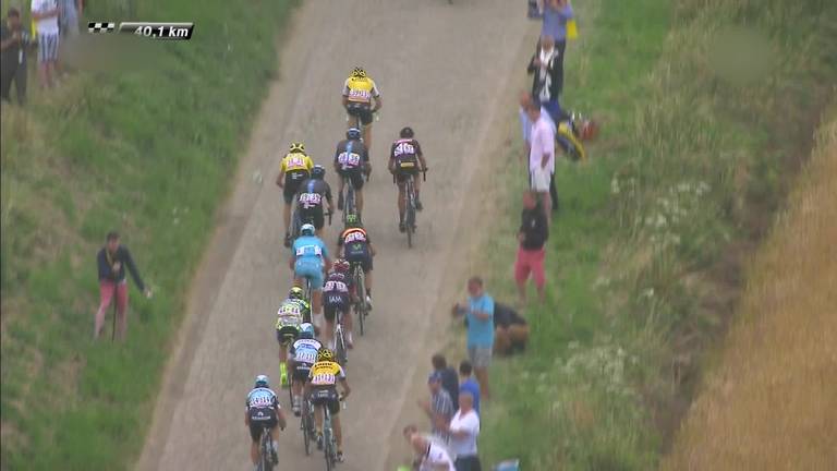 Lekke band zit Lars Boom dwars in kasseienrit Tour de France: 'Toen was het klaar'