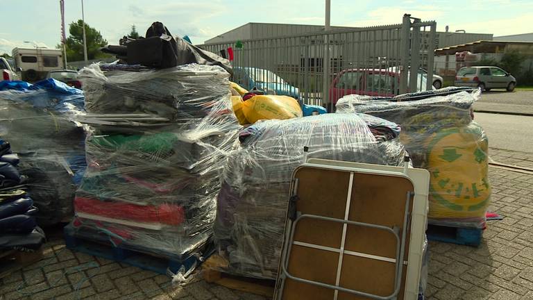Bredanaars brengen achter gelaten tentjes Lowlands naar vluchtelingenkamp Calais