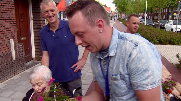 Ex-verslaafden uit Eindhoven wandelen iedere week met dementerende bejaarden