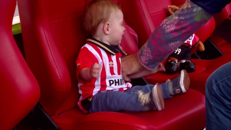 Babyfans massaal op de foto met PSV-mascotte Phoxy