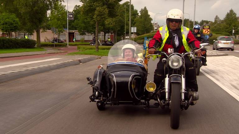 Bejaarden maken ritje op de motor in Den Bosch