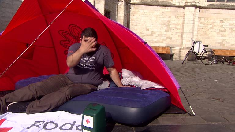 Na een week kamperen pakt 'vluchteling' Rait Nesseem uit Breda zijn boeltje weer in