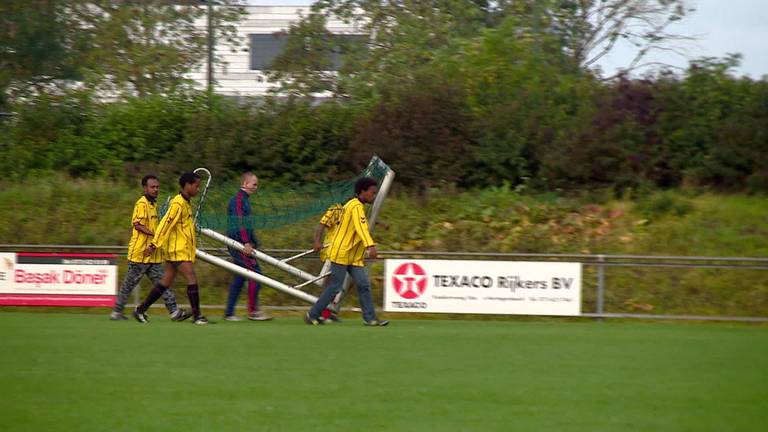 Ex-gedetineerde Marty Wetzer uit Den Bosch laat asielzoekers voetballen