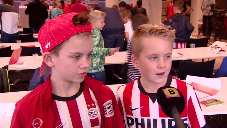 Kinderen komen onverwacht uit de hoek tijdens kinderpersconferentie PSV