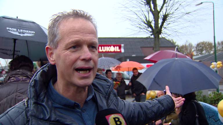 100-jarige opa Frans krijgt eigen bank in centrum Maarheeze