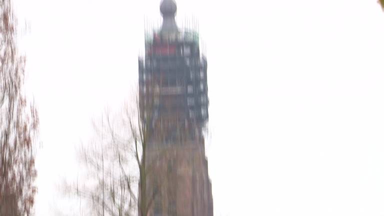 Kerktoren Hilvarenbeek na restauratie nog schever