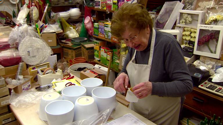 Vandalen sluiten bejaarde vrouw in met kerstversiering