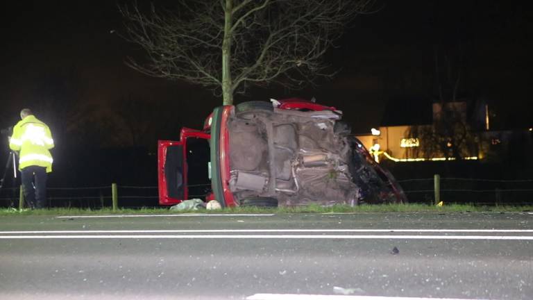 Frontale botsing auto's Andel, twee gewonden