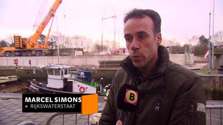 Nieuwe sluisdeuren Wilhelminakanaal Tilburg geplaatst