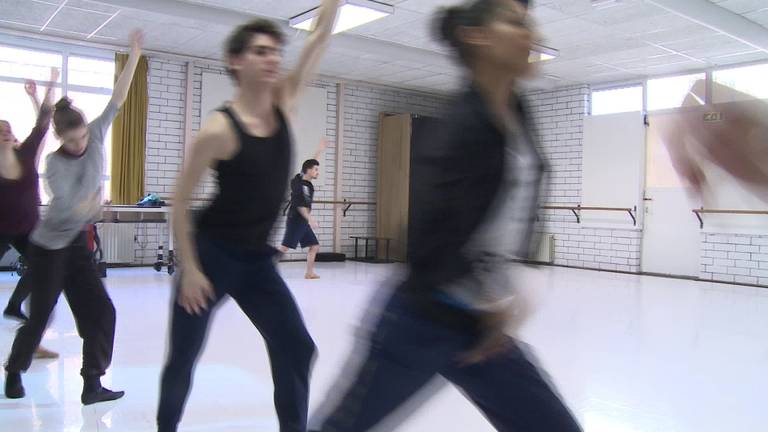 Jurriën Schobben begon als marktkoopman, nu danst hij bij Introdans