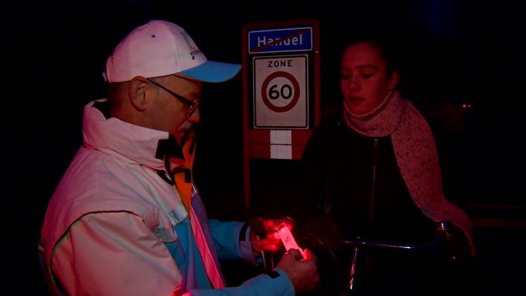 Fietslichtcontrole op 'gevaarlijkste weg van Brabant' in Handel