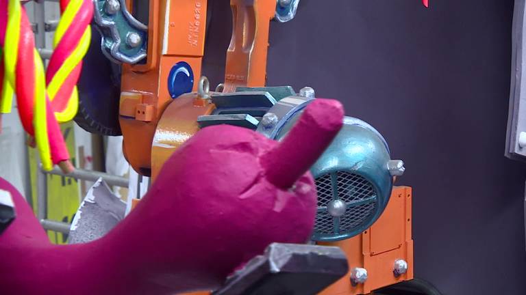 Robotarm is eyecatcher op carnavalswagen in Hoeven