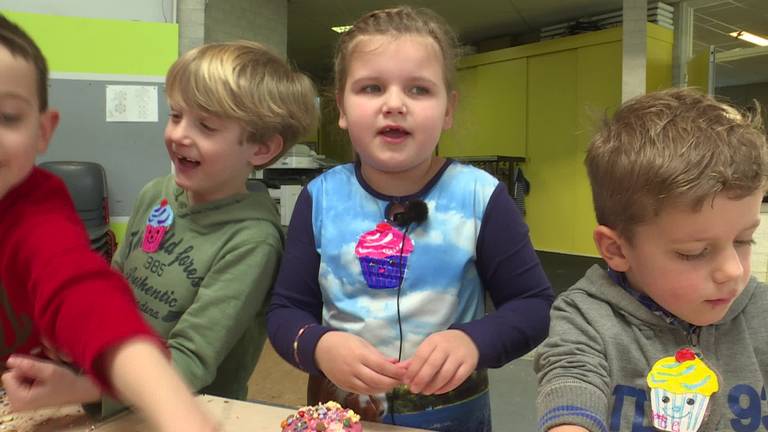 Kinderen versieren bijna 4000 cupcakes voor zieke Lotte (6) uit Oisterwijk