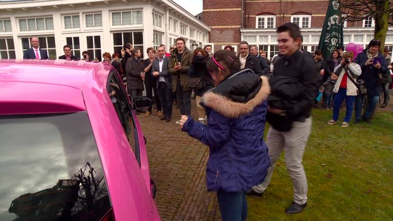 Grootste wens Demy ten Haaf (18) uit Gassel gaat in vervulling: ritje in knalroze Volkswagen Up
