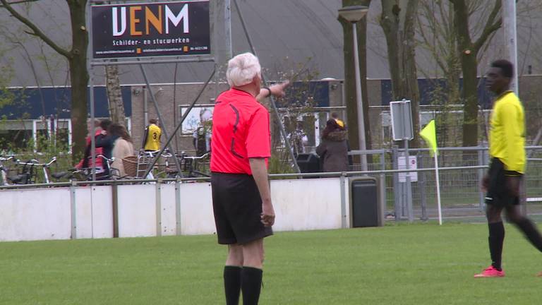 ‘72 jaar da’s oud’, bejaarde scheidsrechter krijgt diep respect van voetballende jongeren