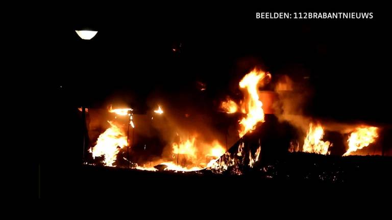 Appartementencomplex in Veghel zwartgeblakerd door in brand gestoken bankstellen