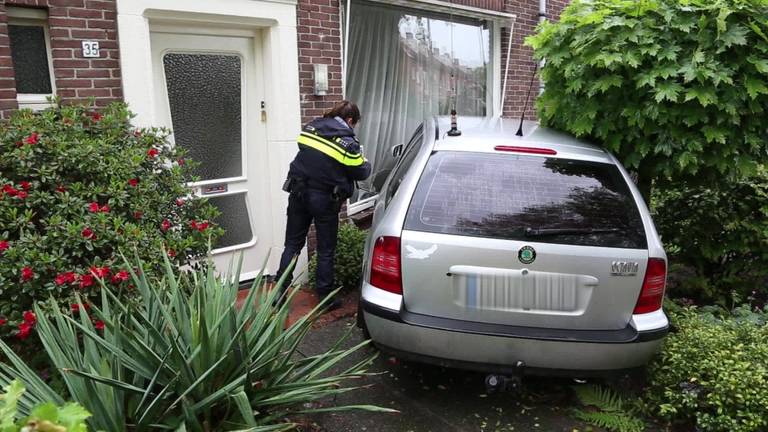 Auto rijdt huis binnen in Eindhoven: bestuurder gewond, bewoners niet thuis