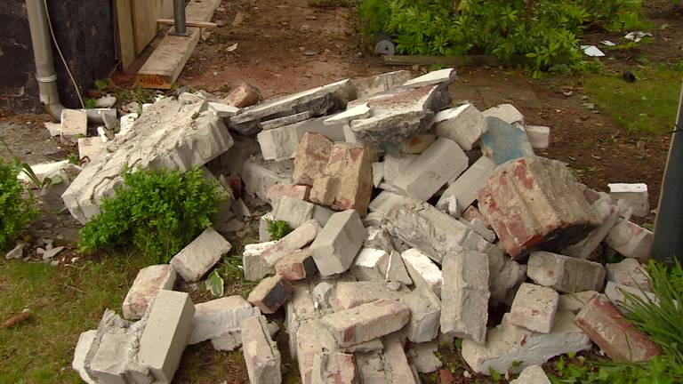 Auto rijdt huis binnen in Someren, bewoner krijgt schrik van zijn leven