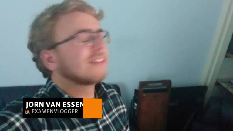 Jorn van Essen uit Tilburg komt zijn examens vloggend door