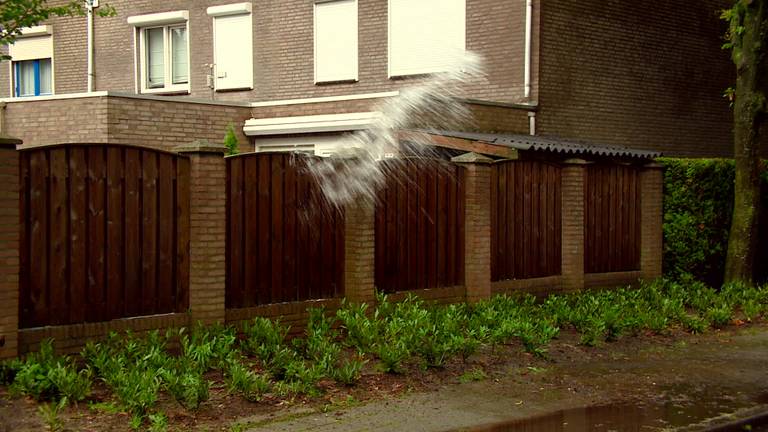 De gevolgen van 7 cm regen in 3 uur tijd: Asten tot aan de knieen in het water