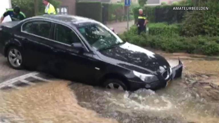 Waterleiding springt in Mierlo, auto zakt weg in Heer van Rodestraat: 120 gezinnen zonder water