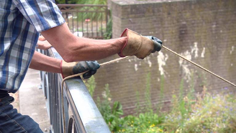 Magneetvisser Henk Driessen uit Erp heeft van alles gevonden met zijn magneet: 'Blijft altijd een verrassing'