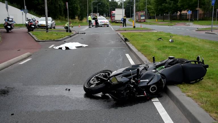 Motorrijder gewond en hond dood na aanrijding in Tilburg