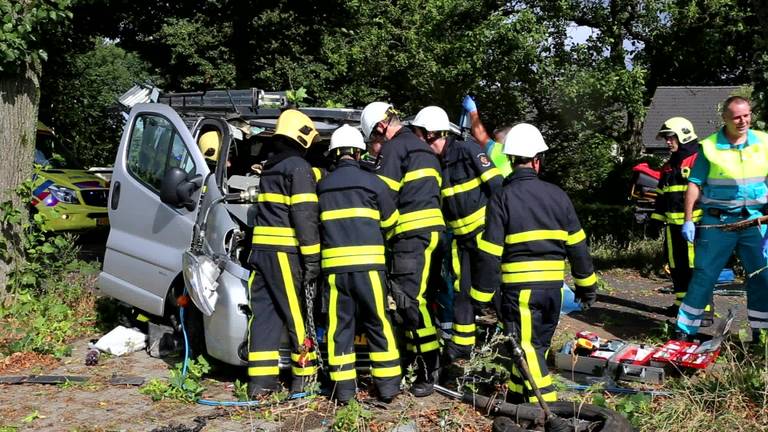 Man zwaargewond nadat hij met auto op boom botstte in Knegsel