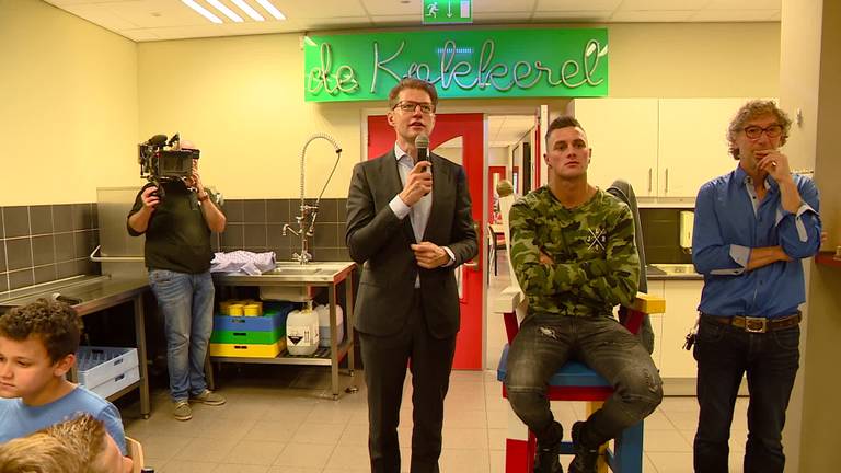 Kickbokser Nieky Holzken opent week tegen pesten op oude basisschool