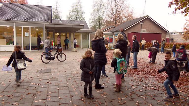 Kinderen in Mierlo krijgen les op iPads