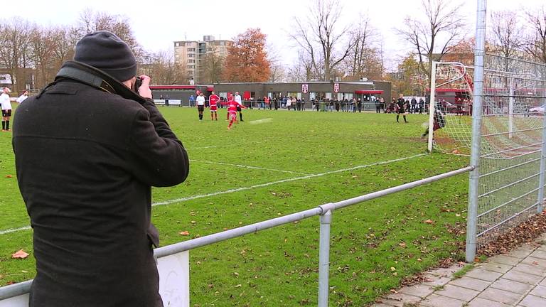 Extreme voetbalfan Bas Tukker uit Breda bezocht bijna 1700 verschillende voetbalclubs