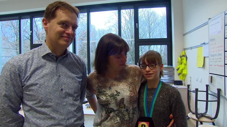 Heldin Emily (11) in Veldhoven krijgt onderscheiding voor redden peuter