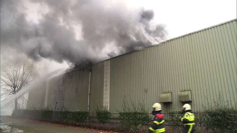 Grote brand in oude Faamfabriek in Breda zorgt voor veel rookoverlast
